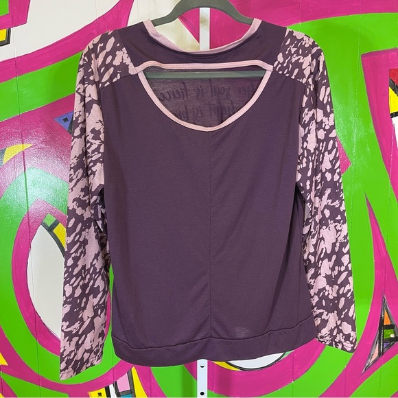 Lady Boss, Long Sleeve Shirt with a Cut Out. Size Medium. Excellent condition! - Picture 4 of 5